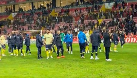 Fenerbahçeli futbolculardan taraftar yasağı protestosu: Boş tribüne alkış tuttular